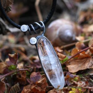 Cínovaný náhrdelník s křišťálem