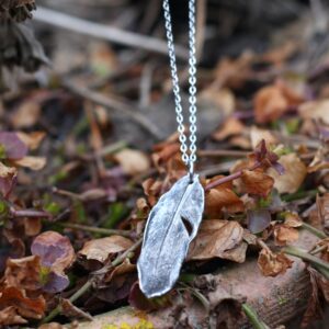 Náhrdelník pírko drobné