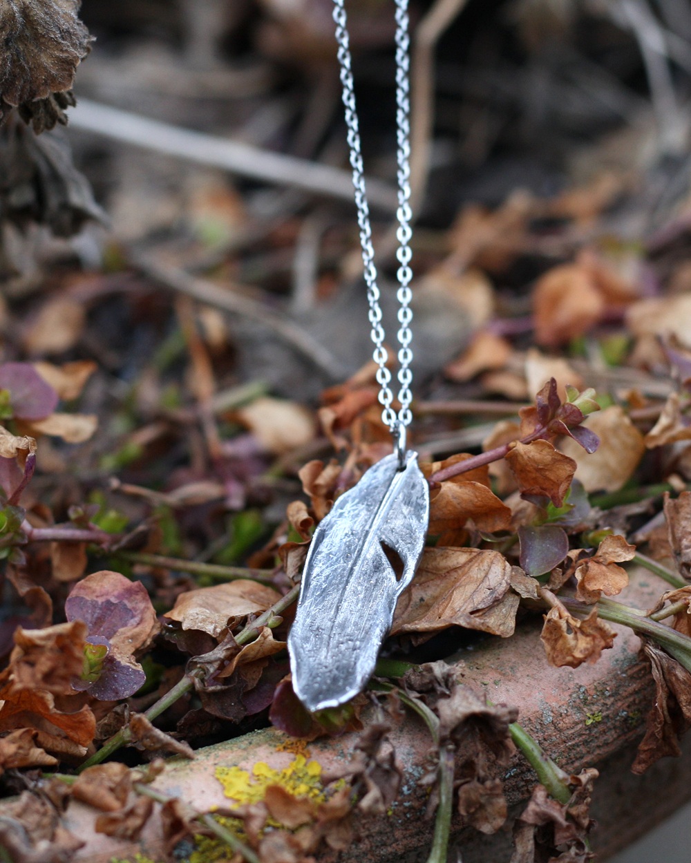 Náhrdelník pírko drobné