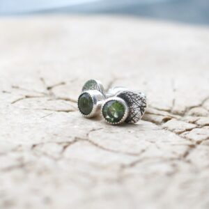 Stříbrné náušnice s vltavínem