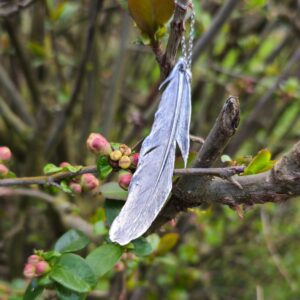 Náhrdelník cínované pírko