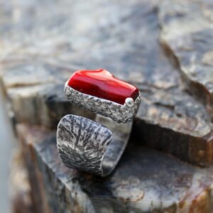 Cínovaný prsten s korálem