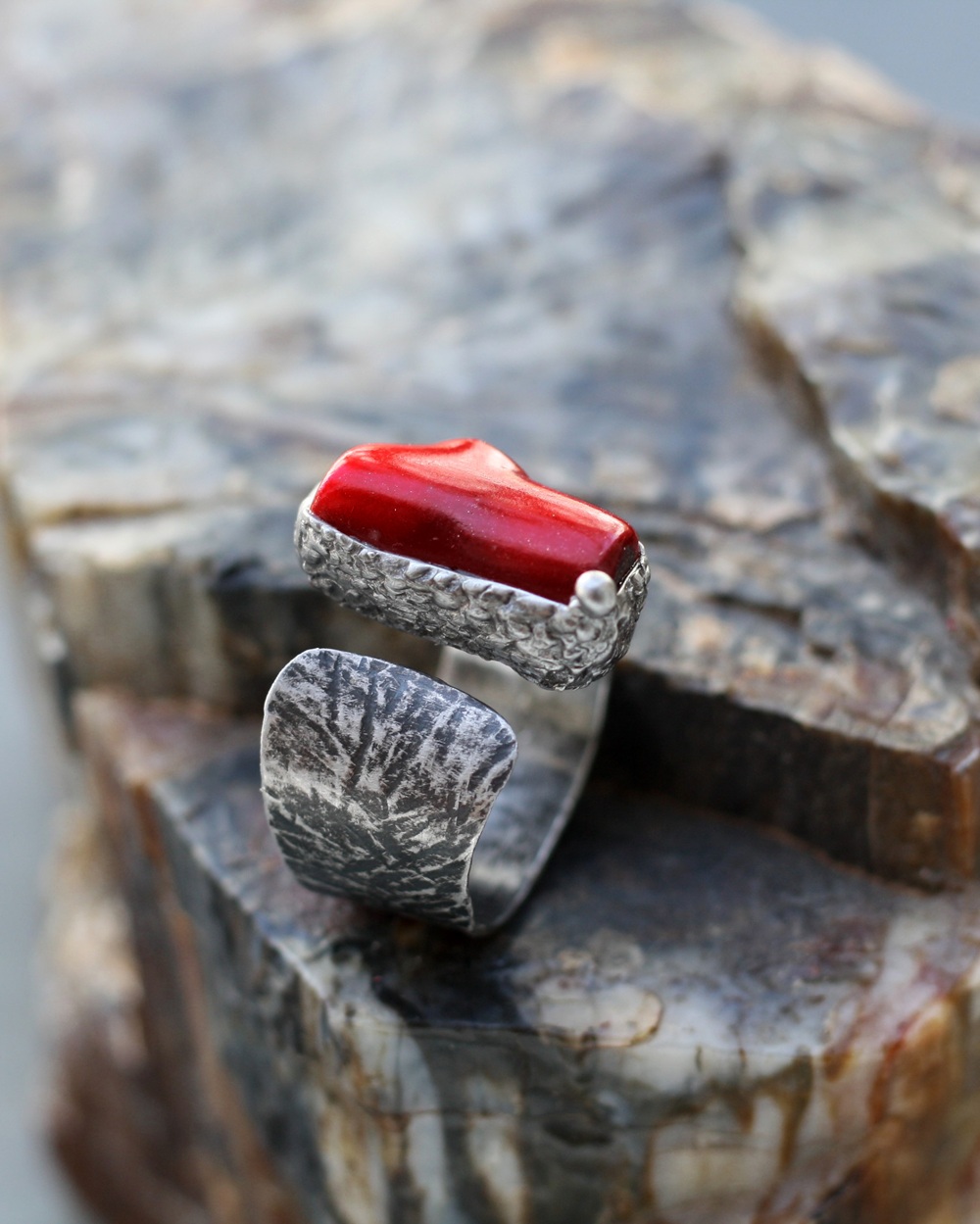 Cínovaný prsten s korálem