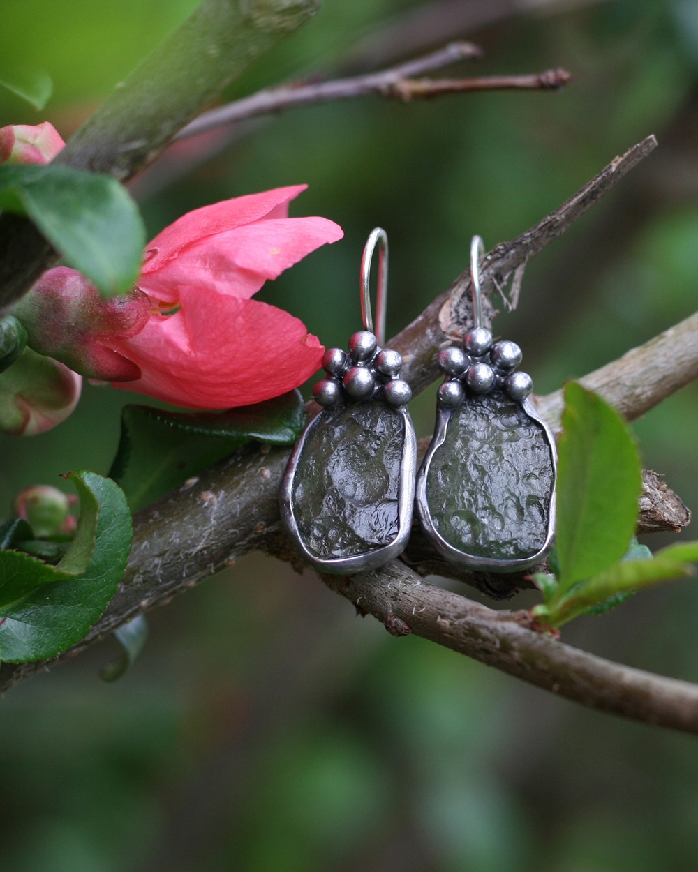 Cínované náušnice vltavínové